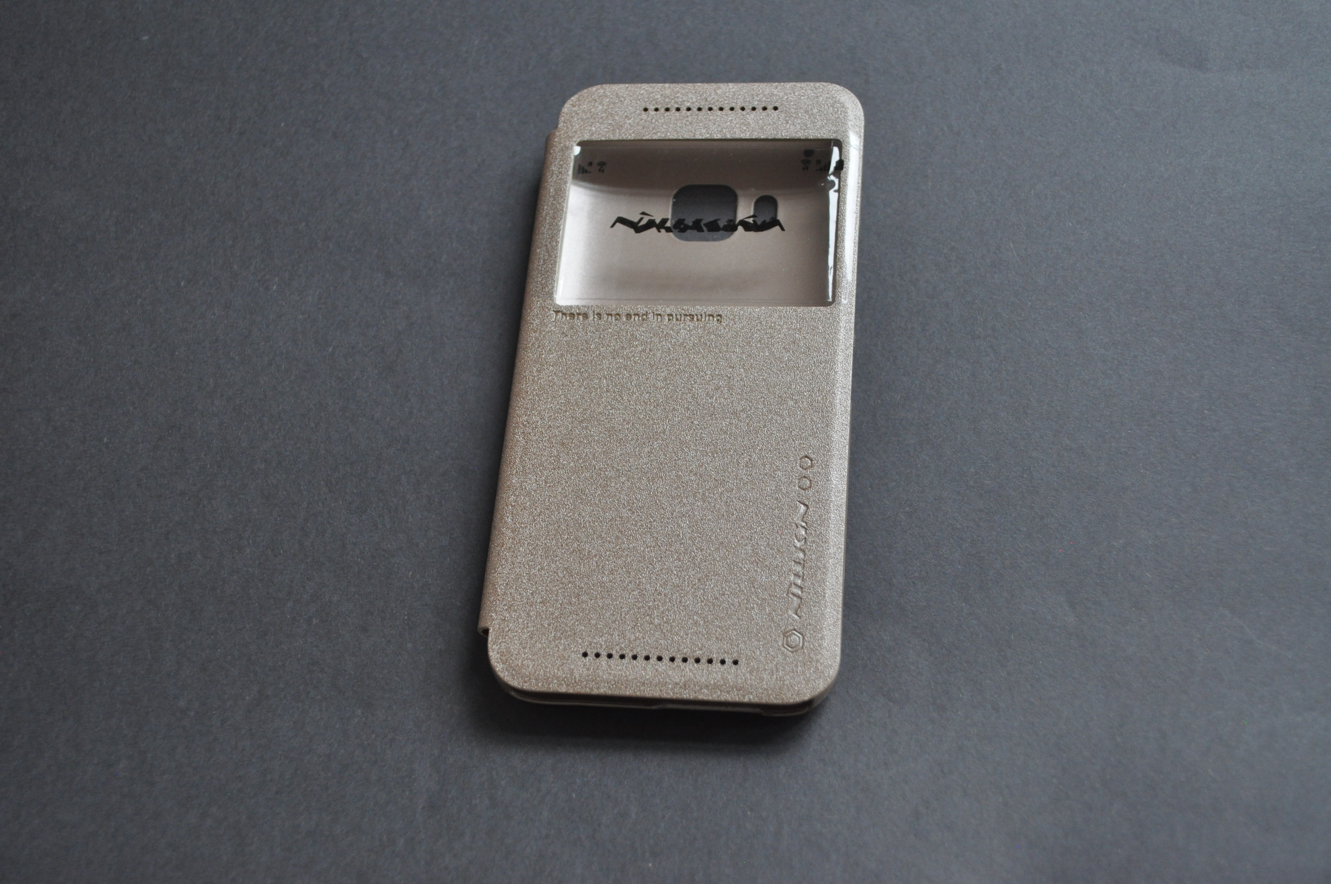 Neue und OVP HTC one M9 Handytasche, Kunststofftasche, Klapptasche in gold